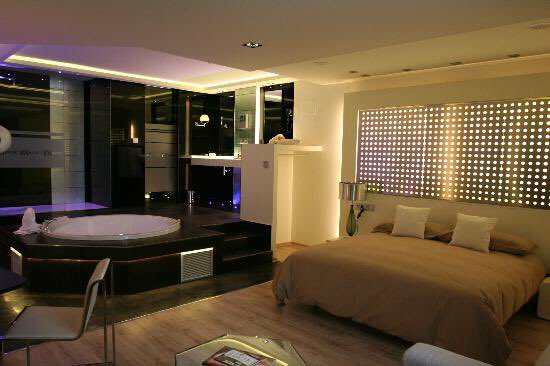aannnndreea's tweet photo. 8- Kadrit Hotel
Este hotel lo podemos encontrar en Zaragoza, con habitaciones ENORRRMES, esta decorado suuuper elegante y tambien incluye jacuzzi (aunque aumenta el precio). Te entra la cena en el precio, y lo veo una experiencia ideal!

Precio: 55€ por persona!!! https://t.co/eHeOvv3nmL
