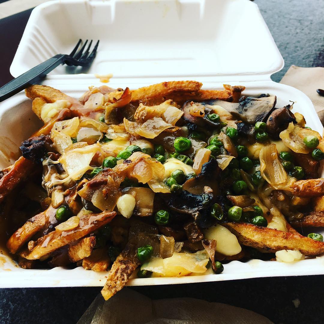 CheeseCurds's tweet photo. Taking #MeatlessMonday seriously. #Vegetarian #Poutine; fresh cut fresh fries, cheese curds, mushrooms, onions, peas and #vegan gravy. What are you waiting for? 

📸 Caitlin

#veggiepoutine #madeinhouse #itsworththewait #chefinspired https://t.co/pNVaPVZ37E