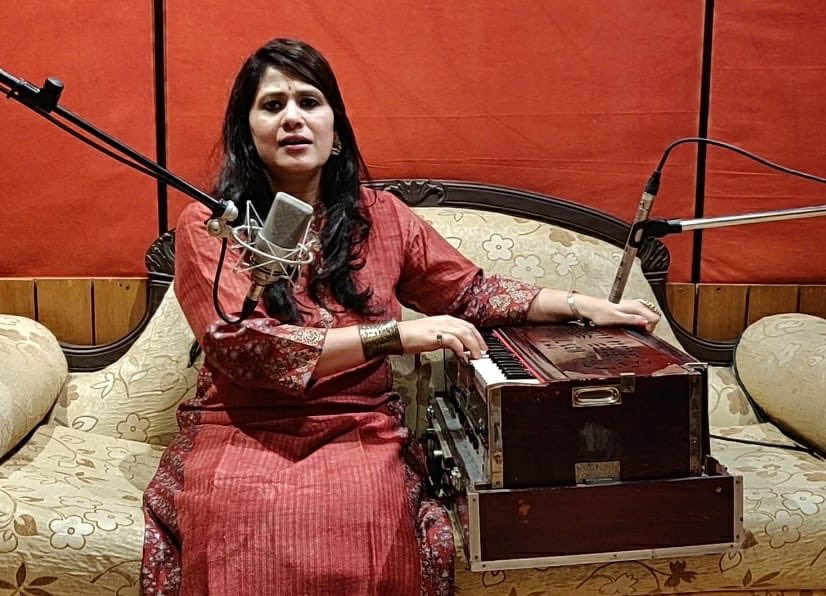 vidhivocalist's tweet photo. The “New Normal”!! Recording for a private livestream concert was a lovely experience at the my most favourite RBQs #newnormal #livestream #studiosessions #liverecordingsession #everysecondcounts #instalive #privatelivestream #bhajans #rbqs #beststudioever #mymusicmystory https://t.co/8yHAxjmkPp