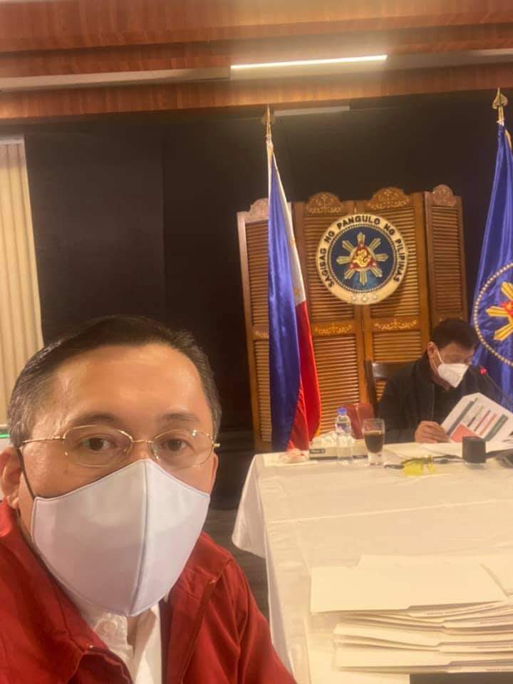 inquirerdotnet's tweet photo. President Duterte's trusted ally, Sen. Christopher Go, posted photos of Duterte's meeting in Davao City with the caption:

"Mga Kapatid kong Pilipino!  Ito ang totoong selfie king pero meron ng mask. Nasa Pilipinas lang si Tatay Digong! Salamat. - Kuya Bong Go." | @JMAurelioINQ https://t.co/g2CwtYB03s
