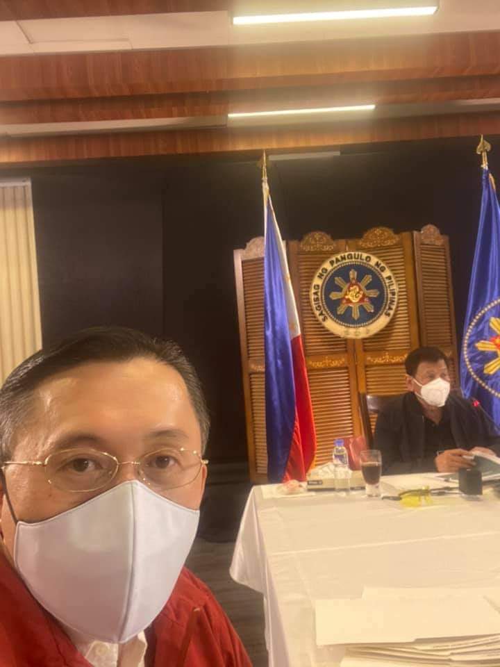 inquirerdotnet's tweet photo. President Duterte's trusted ally, Sen. Christopher Go, posted photos of Duterte's meeting in Davao City with the caption:

"Mga Kapatid kong Pilipino!  Ito ang totoong selfie king pero meron ng mask. Nasa Pilipinas lang si Tatay Digong! Salamat. - Kuya Bong Go." | @JMAurelioINQ https://t.co/g2CwtYB03s