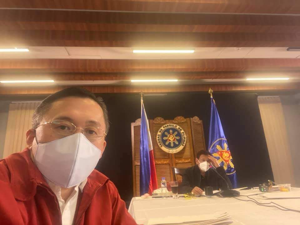 inquirerdotnet's tweet photo. President Duterte's trusted ally, Sen. Christopher Go, posted photos of Duterte's meeting in Davao City with the caption:

"Mga Kapatid kong Pilipino!  Ito ang totoong selfie king pero meron ng mask. Nasa Pilipinas lang si Tatay Digong! Salamat. - Kuya Bong Go." | @JMAurelioINQ https://t.co/g2CwtYB03s