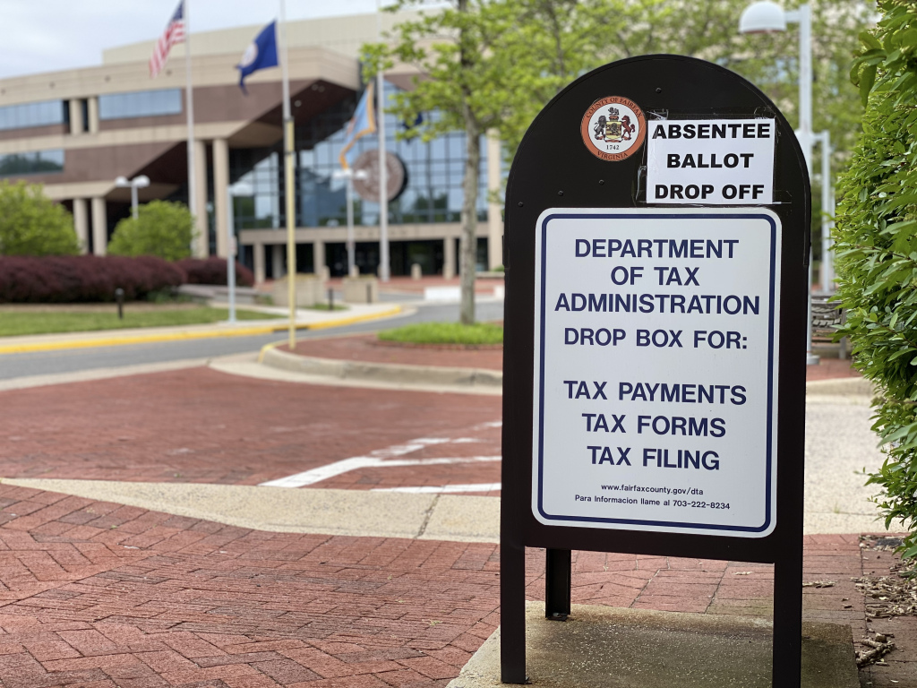MichaelLeePope's tweet photo. Senate panel approves @SenJanetHowell #VASD32 bill appropriating $2 million for the November election to pay for drop boxes, satellite voting locations and prepaid return envelopes for absentee ballots. Vote is 11 to 5 https://t.co/FcvbR4GdDb https://t.co/3GbCrxyI6g