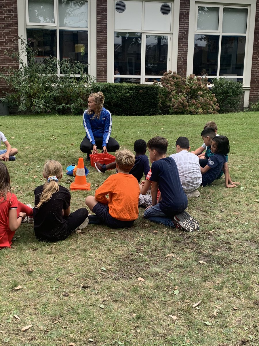 rsdbeweegt's tweet photo. Wij zijn weer begonnen op de basisscholen in Roosendaal! Op verschillende scholen vinden er zowel binnen (met alle regels rondom gebruik zalen) en buiten weer lessen bewegingsonderwijs plaats door vakdocenten / sportcoaches van @Sportservice_NB https://t.co/MSkmrGYa5f