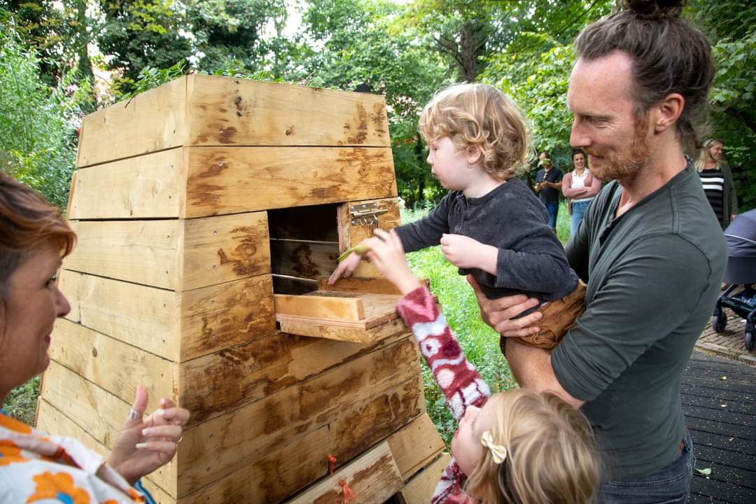 Feest! Zondag 24/08 in #Charlois. Er werd (weer) 'n nieuw <a href="/wormenhotel/">wormenhotel</a> geopend! Ook hier met 'n workshop #buurtcomposteren van Arie van Ziel (van wormenhotel.nl) en Wouter Bauman (<a href="/milieucentrum/">R'dams Milieucentrum</a>). Directeur <a href="/NatuurstadRdam/">Natuurstad</a> Louise Bergenhenegouwen heette de wormen welkom!