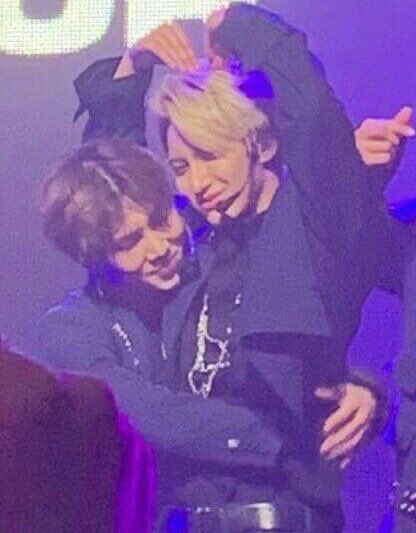 ♡︎ When yeosang just clings onto the side of seonghwas waist line and it’s the cutest thing ever ~~ A mini thread  @ATEEZofficial
