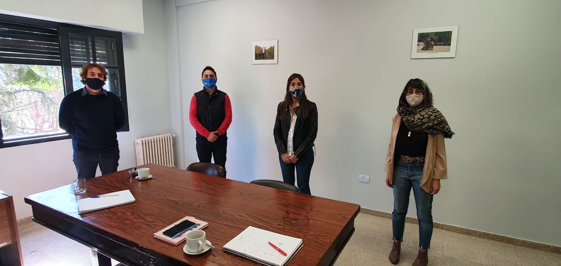 SoniaQuiroga_'s tweet image. Esta mañana estuvimos reunidxs con Alejandro Mutis, delegado de la #CNRT Mendoza para conversar entorno a sus tareas de control y fiscalización del transporte terrestre de jurisdicción nacional.
#SerMejores #ArgentinaUnida