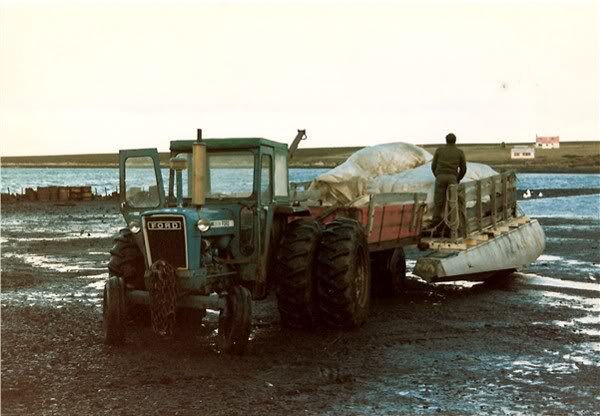 A fascinating thing. The Argentines called this the 'missile wheelbarrow'. Towed by a tractor and with Grumman Sea Plane floats, it was at #GooseGreen in the #Falklands but nobody seems to know anything about it. Anyone have any ideas or anyone see it? 🤔