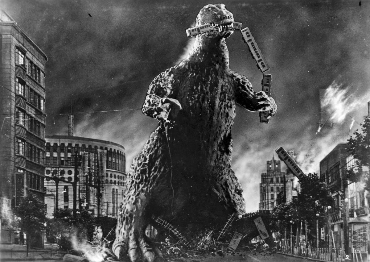 15. JAPÓN BAJO EL TERROR DEL MONSTRUO (1954)Para pasar el trago de vuestra primera incursión en el pozo de la serie B, un clásico (de serie B) más conocido: Godzilla. Ojo, la original japonesa con mensaje antiatómico y punto de vista de las víctimas, no el remontaje para USA.