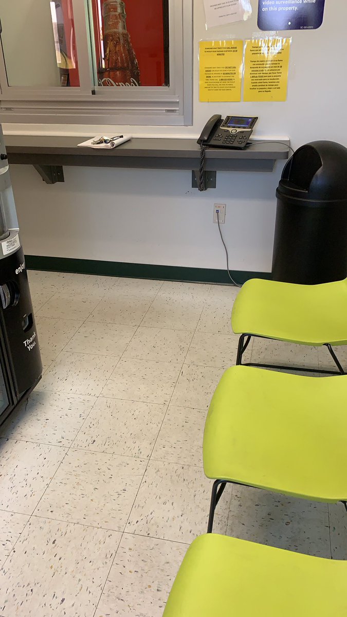 cleveraliceChi's tweet photo. Shocking how Fed Ex gets away with not giving you your box after 5 weeks of calling everyday . I am here to demand my box and no one is helping, unsafe cornovirus customer pick center, no supervisors , no customer service , just a phone I don’t want to touch https://t.co/hnb4o7L2rb