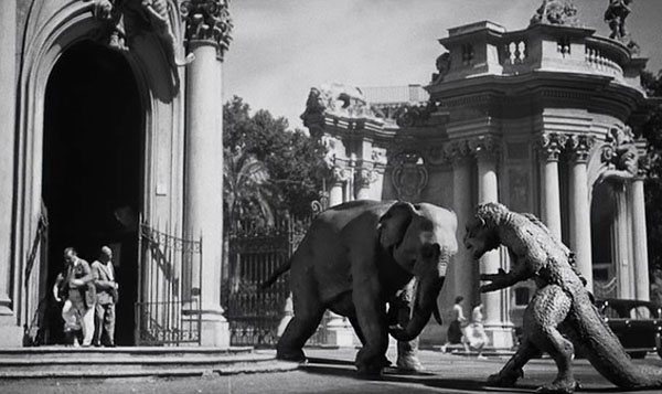 17. LA BESTIA DE OTRO PLANETA (1957)De todos los monstruos gigantes, el más carismático es el Ymir, ese lagartito mostachudo estrellado en Roma que acaba corrompiéndose por el maltrato humano cual Frankenstein y se hace mayor destrozando monumentos, peleándose con elefantes...