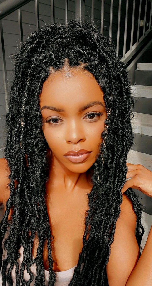 JetFlyFendiii's tweet photo. What is this style called because... I NEED  RT @_WhatsGoodG: Something new this Monday morning. 💫

Hair by 
@vividthinker
@Naeari_Stylez 
573-825-8903
#HoustonBraider #DallasBraider https://t.co/DtiMQFq89Y