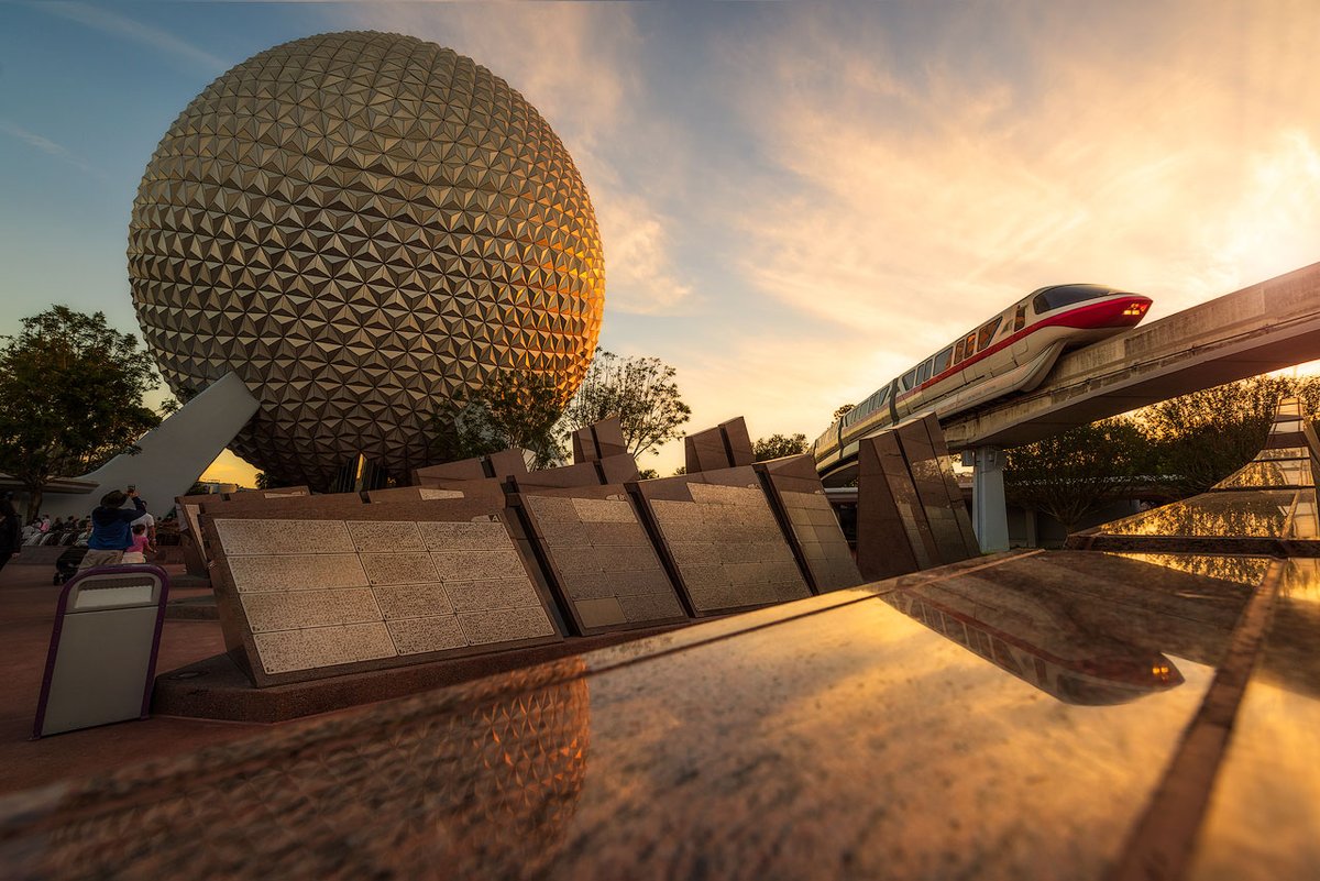 TheTimeTheSpace's tweet image. Reflections of Monorail and Spaceship Earth #waltdisneyworld #epcot