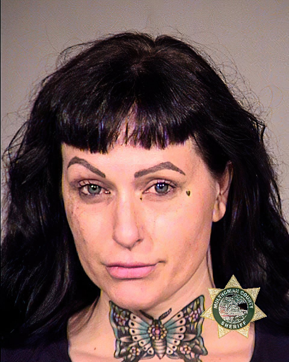 Lisa Stanger, 44, was arrested at the violent  #antifa riot in Portland. She's charged w/multiple criminal offenses. Stanger is an amateur model (left photo 2019) & also works w/children for her business.  https://archive.vn/U65MW   http://archive.vn/i4WBi   http://archive.vn/SoXbf 