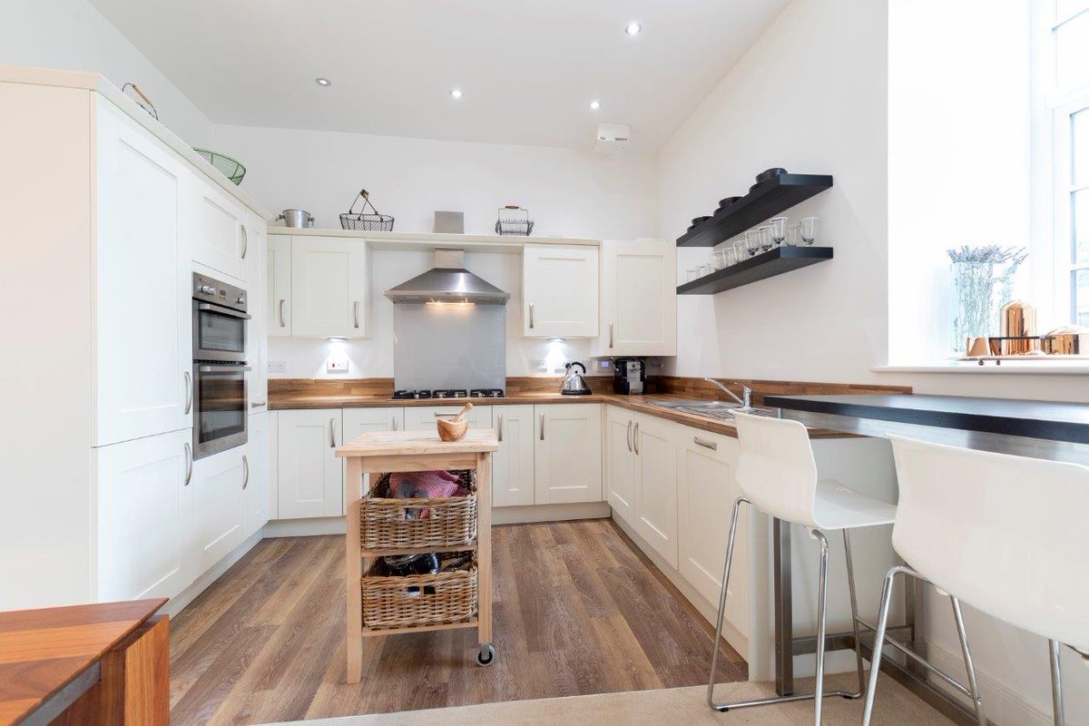 #ForSale with our #Burford office; a superb townhouse in exceptional condition situated in this sought after village location. Contemporary finish, two ensuites, off road parking &amp; fantastic garden 🏡More details 👉🏽 bit.ly/3gq4ifd-Lutyen…
#property #realestate #rightmove #zoopla
