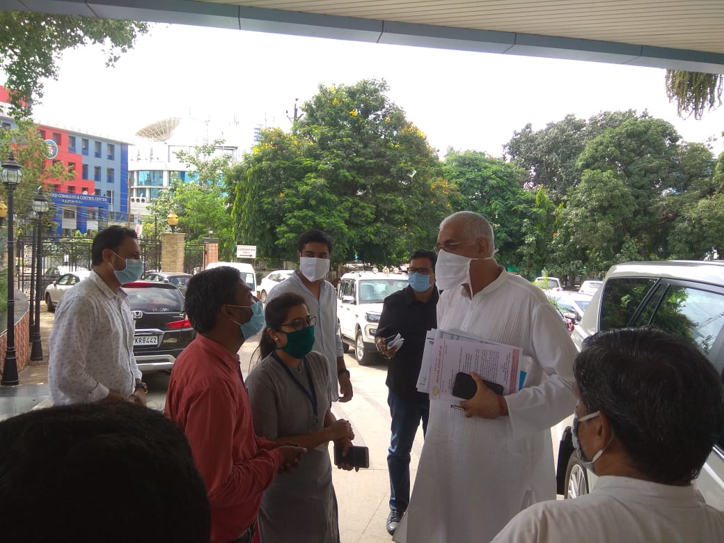 CGNHM1's tweet photo. आज @CGNHM1 के द्वारा माननीय @TS_SinghDeo जी से #NHMनियमितिकरण के सम्बंध में मुलाकात किये।13000 संविदा स्वास्थ्य कर्मचारियों  की  एक ही मांग #NHMनियमितिकरण,  #अनियमितसेआजादी, माननीय@Bhupesbaghel जी अपना वायदा पूरा करें।शीघ्र फैशला न होने पर 13000 कर्मचारी लामबंद।
@Chandrakar_Ajay https://t.co/58Z0qP3QXu