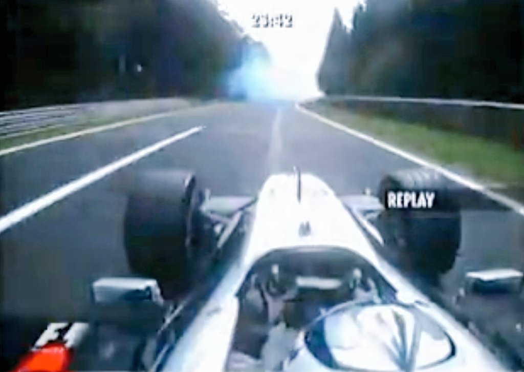 GodfathersCat's tweet photo. @victorabadf1 RAI sabía en todo momento dónde estaba el monoplaza de Panis por el reguero de aceite que dejó el BAR. Tampoco hay banderas amarillas. Si criticamos esto, hay que criticar también las carreras en lluvia por falta de visibilidad y no es plan. https://t.co/a2pLJHmpmD https://t.co/cOtp8Pjw06