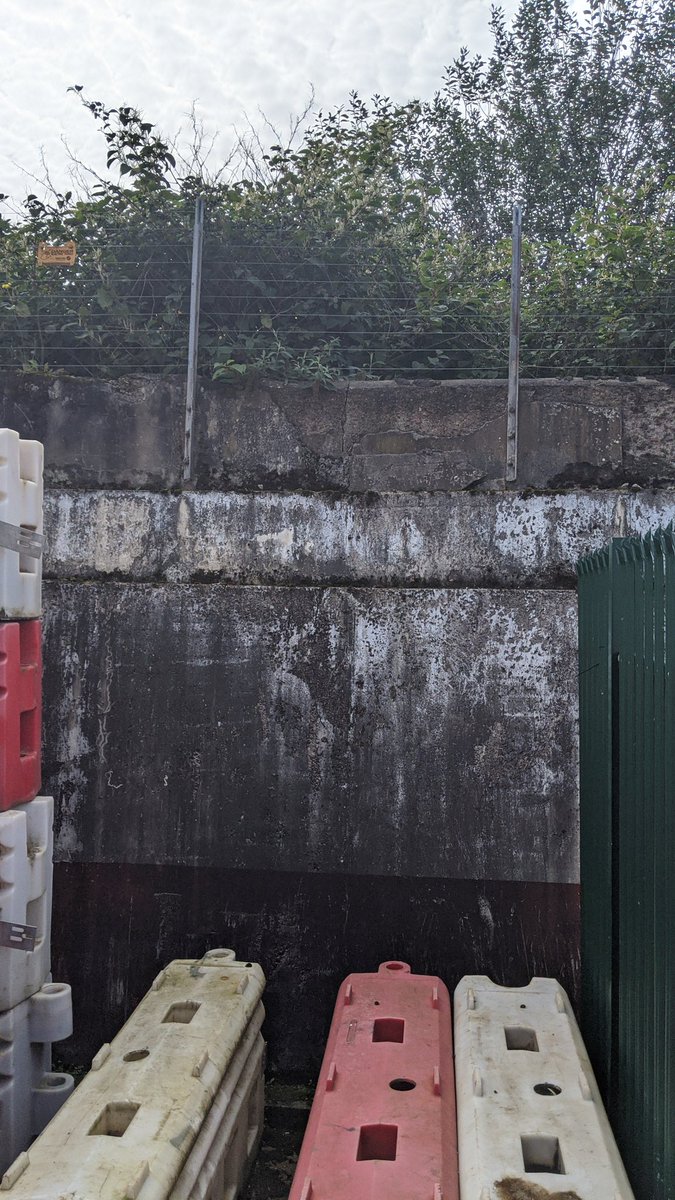The canal is at some hight now, going over the side of some industrial buildingsYou can see the wall here probably build later to hold back the embankment