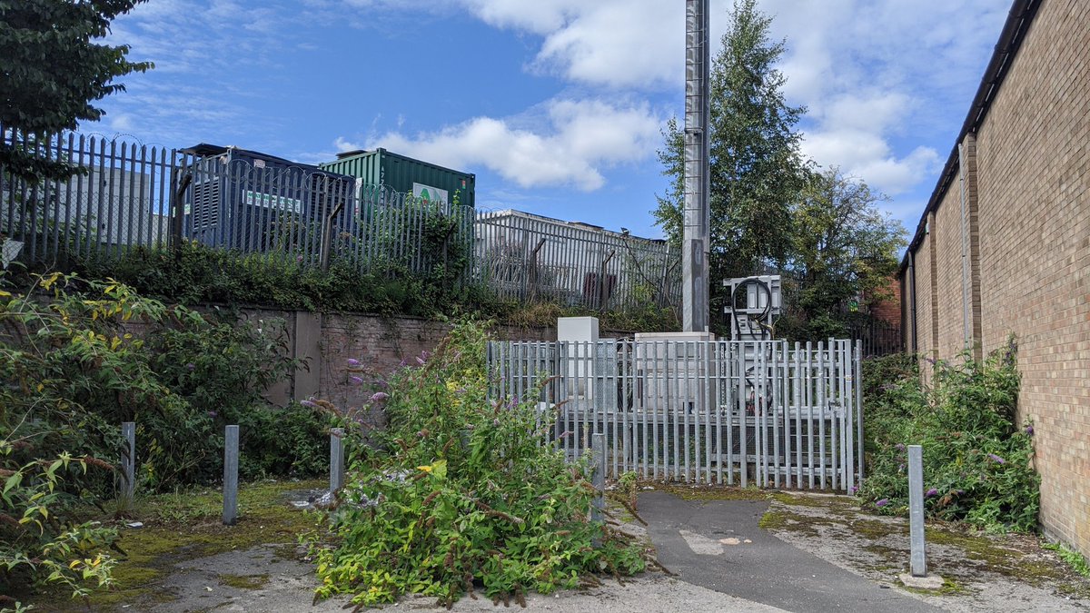The canal is at some hight now, going over the side of some industrial buildingsYou can see the wall here probably build later to hold back the embankment