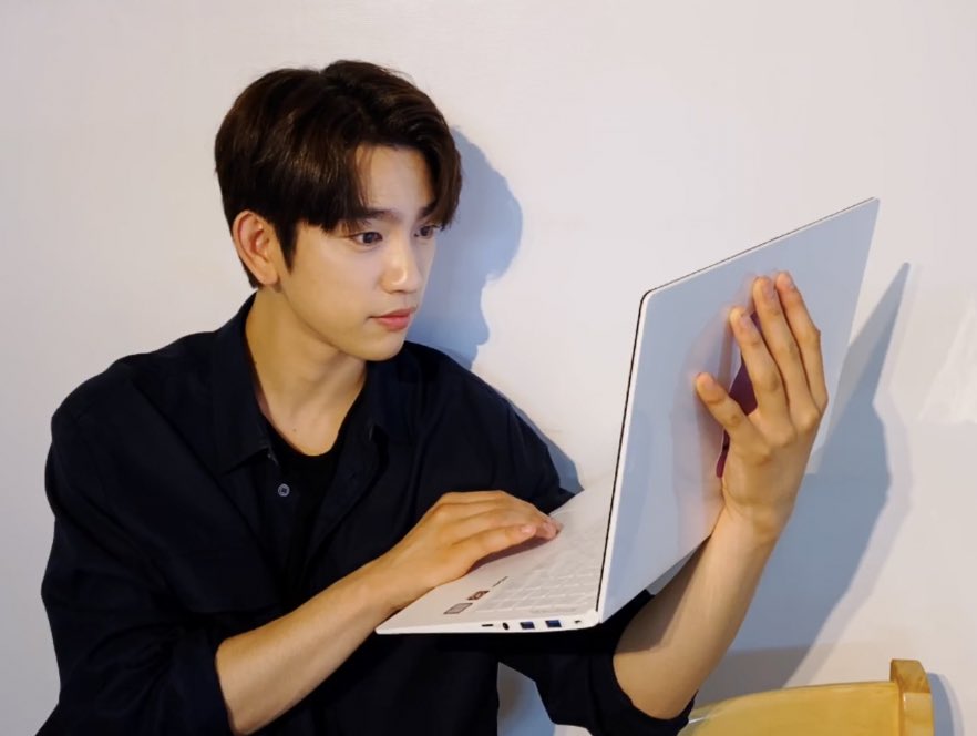 jinyoung's hands....... are so...... big....... and for what reason
