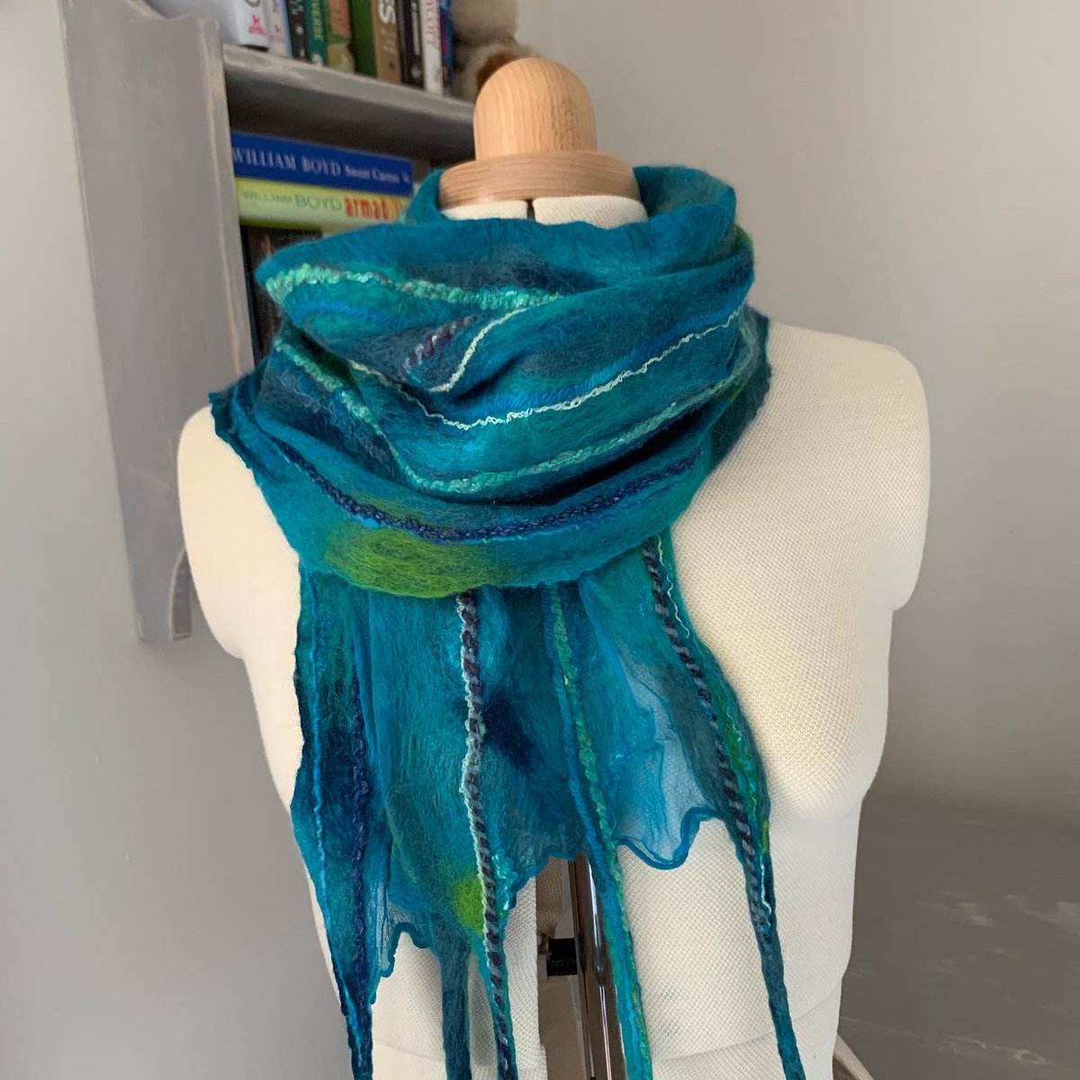 everything_felt's tweet image. Pic of my latest scarf in my favourite colours too😁#WomeninBusiness #felting #scarves #lovewool #handmade #wearwool #SupportSmallBusinesses