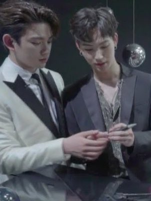 and also to show that jaebeom's hands are the tiniest