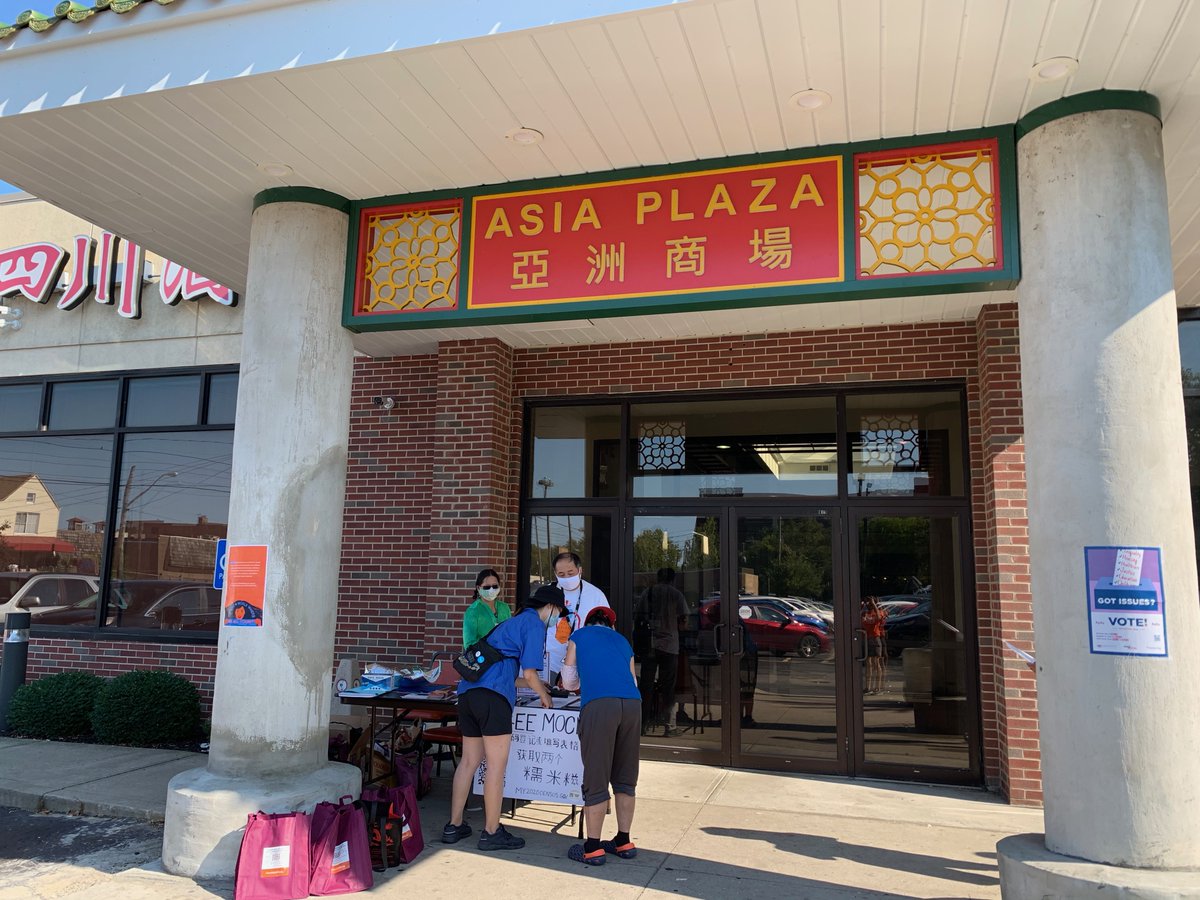 asiatowncle's tweet image. Gave away ✨240 homemade mochi 糯米糍✨to get out the count in #asiatowncle this weekend! Completing census questionnaires and registering voters in their own languages 🤗 #completecountcle