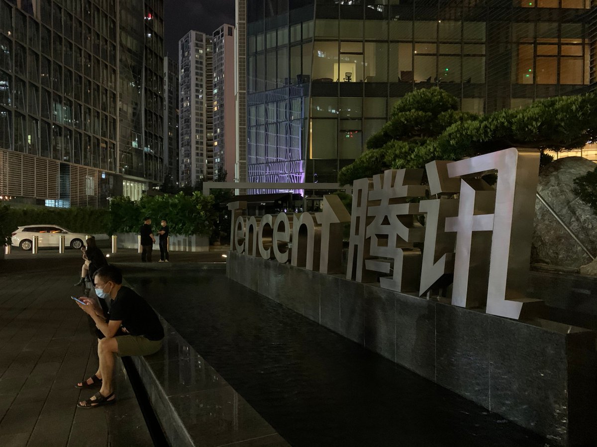  #Shenzhen thread: 1. Why can't  #US govt destroy Chinese high tech? I took these two photos at 10:30 pm at  #Tencent headquarters in  #Shenzhen, known as  #China Silicon Valley as it's home to a number of tech firms like  #DJI,  #Huawei & Tencent. The office lights all on as employees