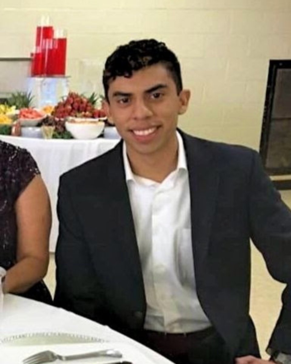 TheNCSHP's tweet photo. Meet Roger Villarreal, NCSHP Student Member who's pursuing an associate's in Computer Science & Mathematics!
Message to Hispanic Youth: “Be proud of your heritage, as Hispanics, we are in a unique position to make a great impact on our future."
#MeetMemberMonday #UnMiembroMás https://t.co/WNgn8eoZCy