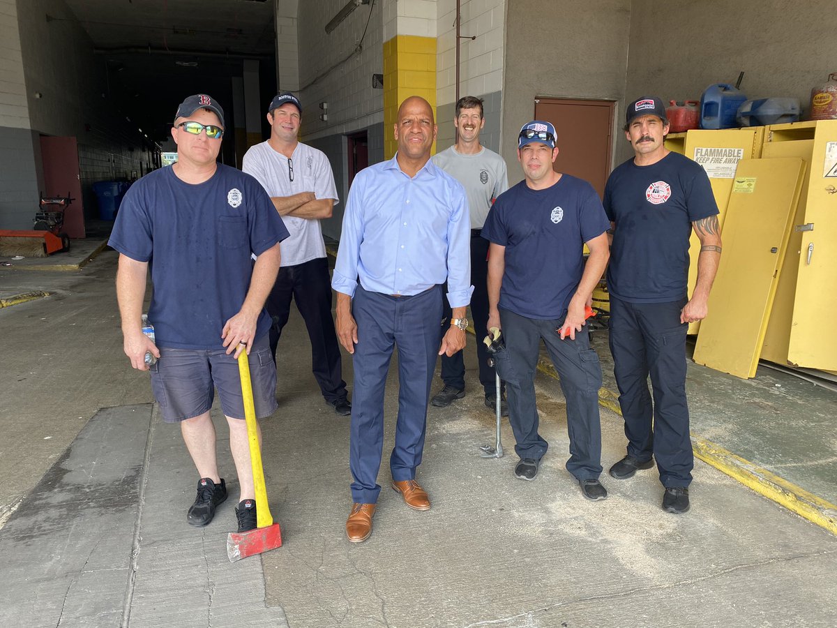LOCAL_718's tweet image. President Soares joins members of Ladder 18 at the World Trade Center who were training on forcible entry tactics. #trainyourprobie #Local718 #AlwaysReady #bostonfirefighters #IAFF #training #truckwork #bostonfiredepartment #bostonfire #bostonfirewire #liveboston617