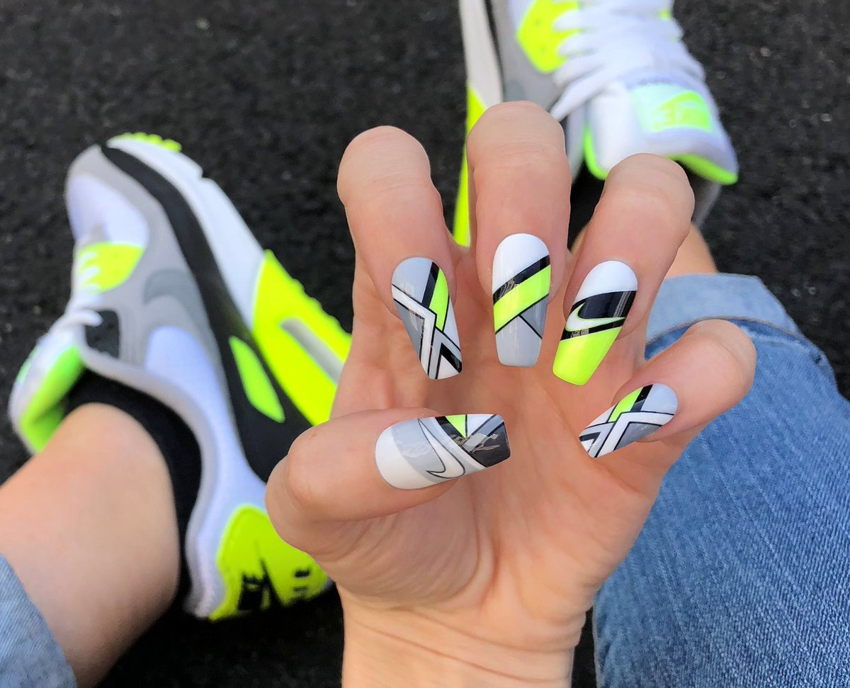 Neon Nike 🎾 #nailedbyceline