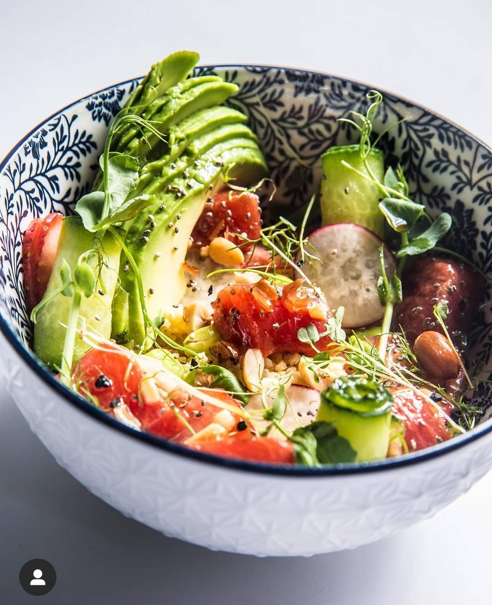 victoriafron's tweet photo. Desde Hawai nos ha llegado la tendencia  del poke bowl. Una ensalada super apetecible para está épica estival. 
Y lo mejor? Que está versión no lleva atún.  La sandía marinada es un perfecto trampantojo para dejar a los peces en paz. https://t.co/Th6m3gJhva