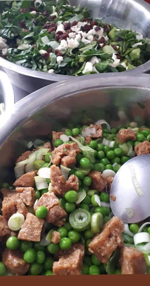 Con nuestra cocina, nos encanta demostrar que podemos comer casi cualquier receta tradicional. 
No es una dieta restrictiva como muchos afirman. 
Con ingredientes vegetales se pueden conseguir texturas y sabores de toda la vida.
Empanada mallorquina. 
Uno de nuestros best seller