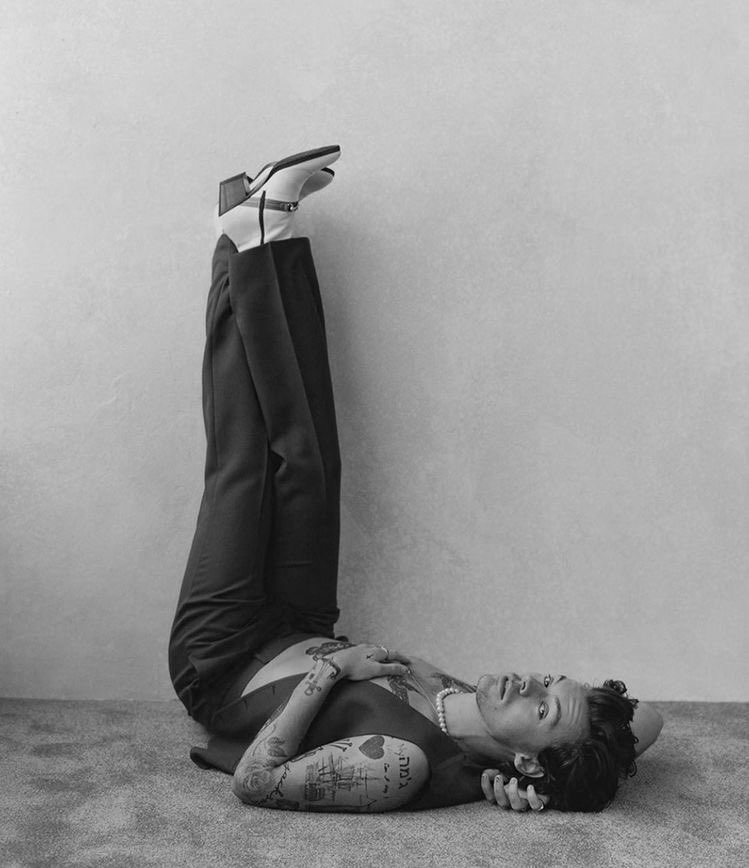 harry styles being THE style icon of our generation- a beautiful thread;