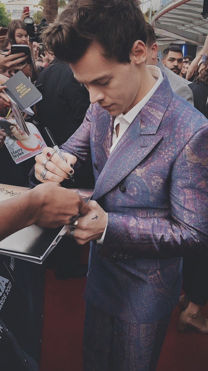 harry styles being THE style icon of our generation- a beautiful thread;