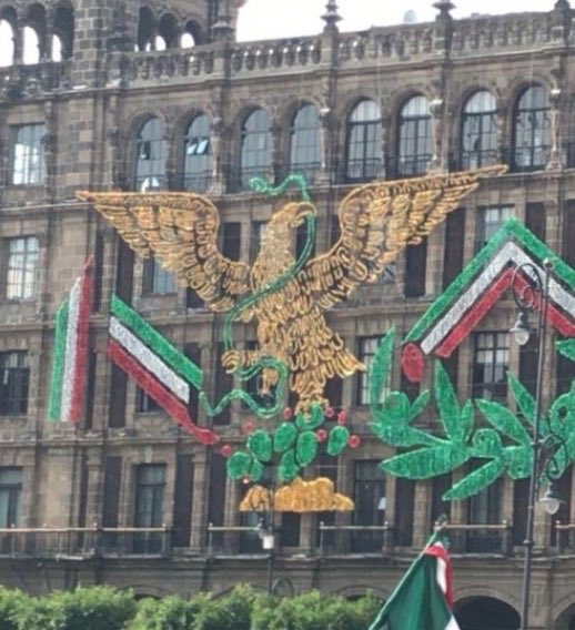 Clionautica's tweet image. Uno es el escudo nacional; el otro es sólo el símbolo de un partido y no tiene nada que hacer en la fiesta del 15 de septiembre.