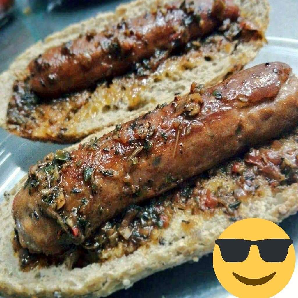 Una de los platos que nos llena el pecho de orgullo XD
El choripan argentino. 
Como puede una cosa tan sencilla estar tan buena?