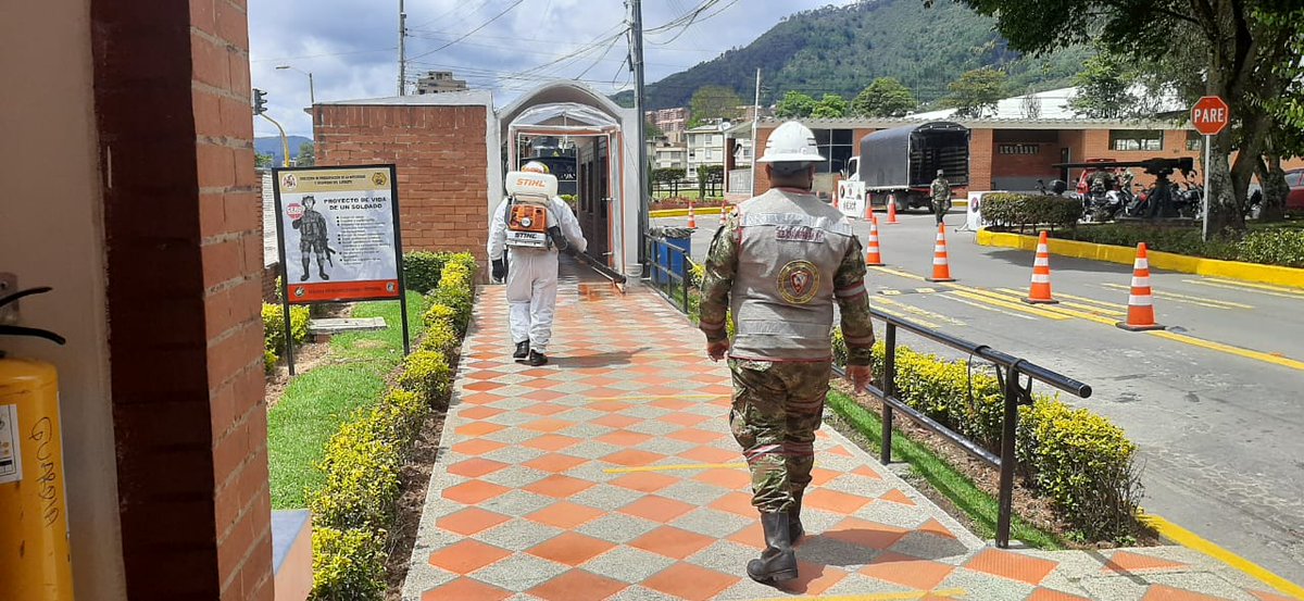 Ingenieros_EJC's tweet photo. @Ingenieros_EJC #BIADE80 realizaron trabajos de desinfección preventiva en instalaciones #ESCAB en beneficio de personal militar y civil comprometido con el desarrollo social del país. #SomosSuEjército https://t.co/lx4fn1XZbs
