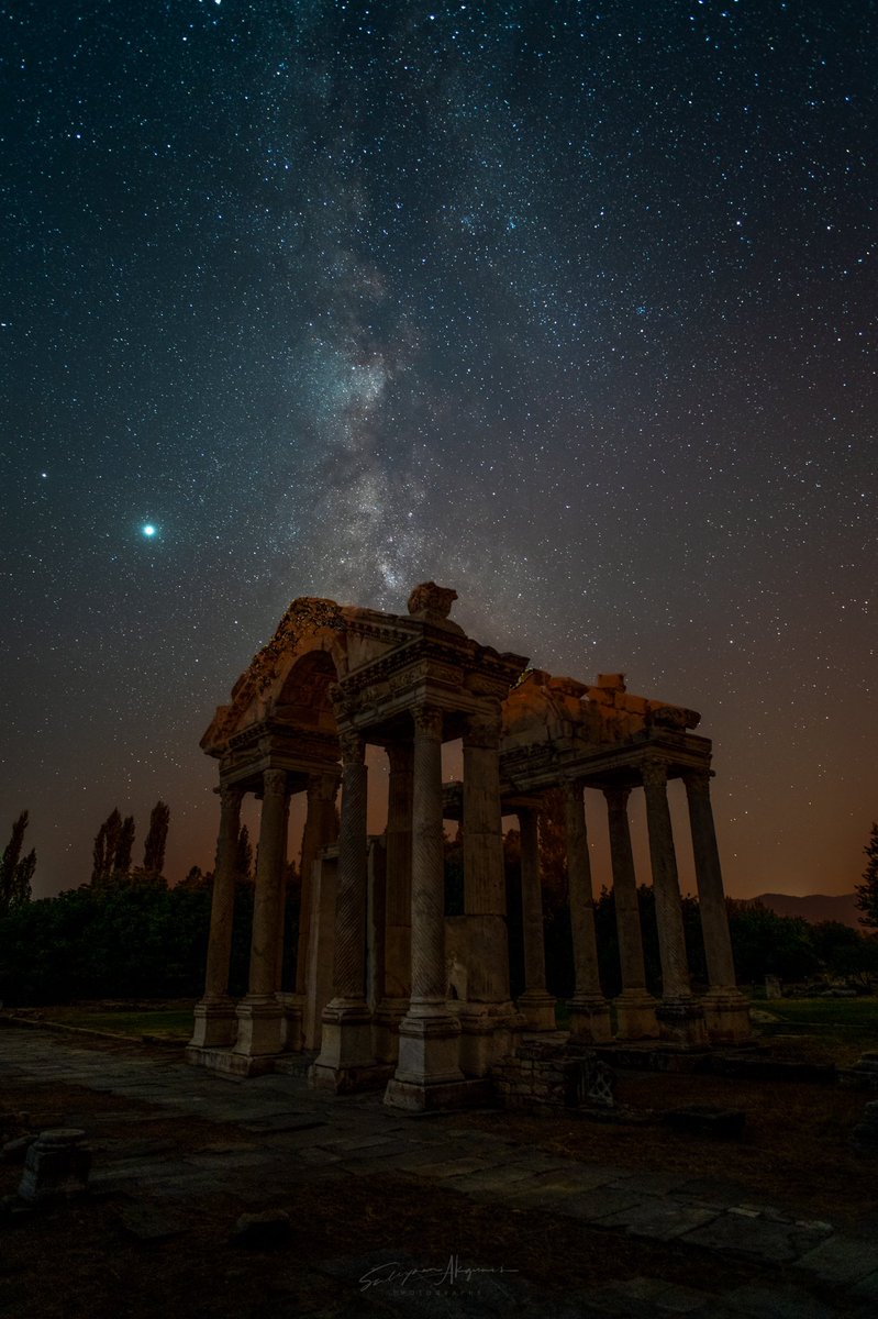 suleymanvisuals's tweet photo. Uzun bir planlama süreci ve prosedürden sonra nihayet çekebildiğim Afrodisias Antik Kenti’nden Tetrapylon ve Samanyolu manzarası. Işığı bize binlerce yılda ulaşan gökyüzünü binlerce yıllık yapılarla izlemek sizde de bir zamanda yolculuk hissi uyandırmıyor mu? https://t.co/AXxGCmBb04