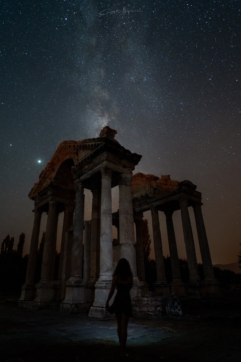 Uzun bir planlama süreci ve prosedürden sonra nihayet çekebildiğim Afrodisias Antik Kenti’nden Tetrapylon ve Samanyolu manzarası. Işığı bize binlerce yılda ulaşan gökyüzünü binlerce yıllık yapılarla izlemek sizde de bir zamanda yolculuk hissi uyandırmıyor mu?