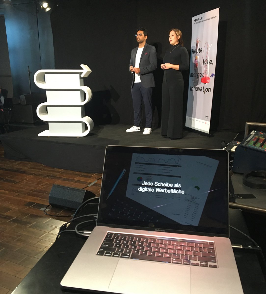 „Helfen Sie uns dabei, gemeinsam den Werbemarkt zu revolutionieren.“ #MEDIALIFT-Team <a href="/holos_ai_/">hoλos</a>  möchte mithilfe seiner patentierten Technologie jede Glasscheibe der Welt zur digitalen Werbefläche umfunktionieren und freut sich über #Investoren, die dabei unterstützen.