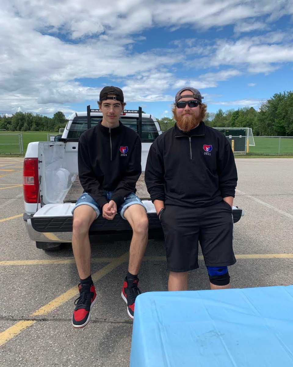 gradwear's tweet photo. Orangeville DSS proudly repping their 2021 grad class!
.
.
.
#grads #GRADWEAR #graduation #classof2021 #highschool #highschoollife #school #schoollife #SpiritWear #SchoolSpirit #Graduation2021 https://t.co/n1XU2ncqut