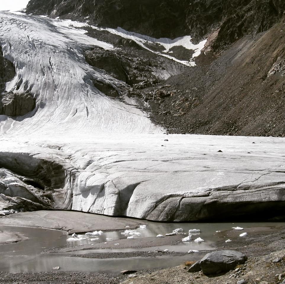 vsdesignlab's tweet photo. 2009 Sulzenauer Gletscher 

#glaciermelting #climatechange #austria 

Picture taken by my family https://t.co/laPEmeyIkL https://t.co/HG6IFg2ADm