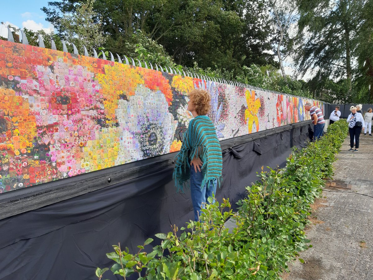 Vanmiddag is de #WallofFlowers van AlexP officieel geopend bij het @FlowerArtMuseum in #Aalsmeer! Vanaf donderdag a.s. voor iedereen te bezoeken tijdens de openingstijden van het museum. flowerartmuseum.nl/wall-of-flowers