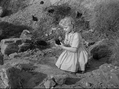 38. MONSTRUOS DE PIEDRA (1957)Compañera espiritual de la anterior, en este caso tenemos un meteorito de extrañas propiedades y crecimiento exponencial que cae en medio del desierto y amenaza con devorar/calcificar todo lo que toca. La imagen 3 es puro terror, creedme.