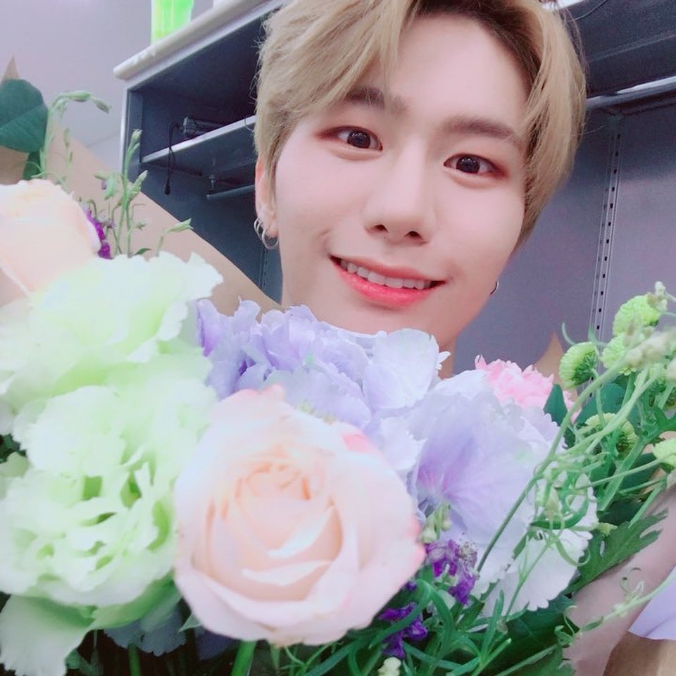 Seungsik with flowers: A thread filled with cuteness and devastation