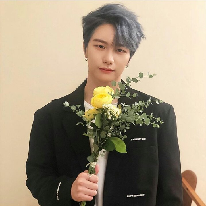Seungsik with flowers: A thread filled with cuteness and devastation