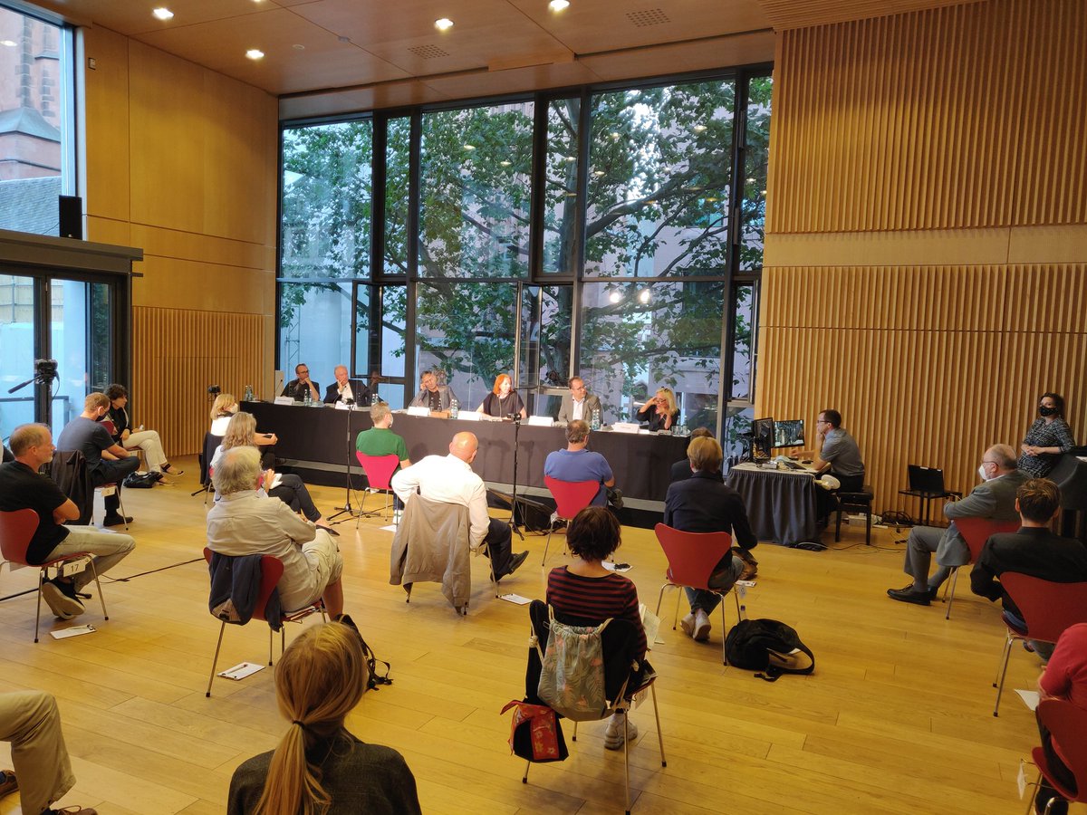 franknagel_de's tweet photo. Podiumsdiskussion zum #Mainkai (nicht nur über den Verkehr) mit Podium: Jürges (#DAM_ArchMuseum), Gerchow, (#histmus), Caspar (#IHK_FFM), Biemann (#VCDeV) und Schröder (#ArcheFrankfurt) im #HausamDom. https://t.co/X7EdGTIVlI
