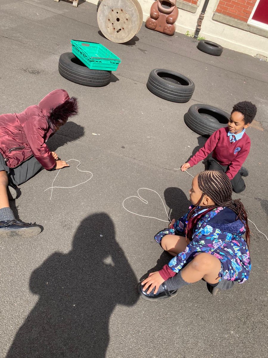 Mrs Hogg asked P1b what could they do with a piece of string and was delighted with the children’s ideas. A bandage, a lead for taking an invisible dog for a walk, a tightrope and some lovehearts were just some of the creative ideas. #OutdoorLearning #CreativePlay #ImaginativeFun