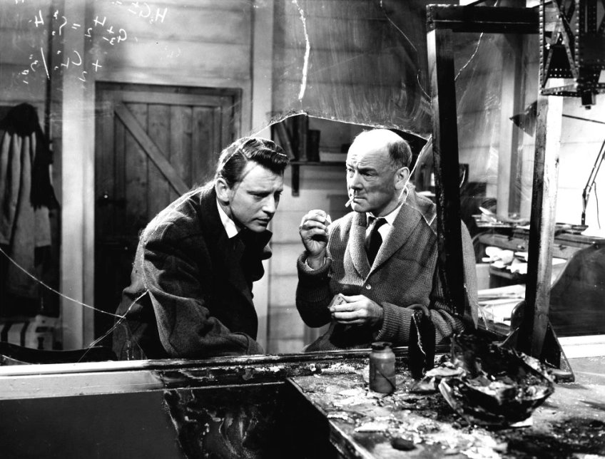 44. LO DESCONOCIDO (1956)Por tema de licencias no pudo ser un film de Quatermass, pero es hasta mejor que el original. Un fluido primordial surge de la tierra y busca energía, destruyendo todo a su paso. Solo la ciencia puede acabar con él. Tiene una atmósfera de terror brutal.